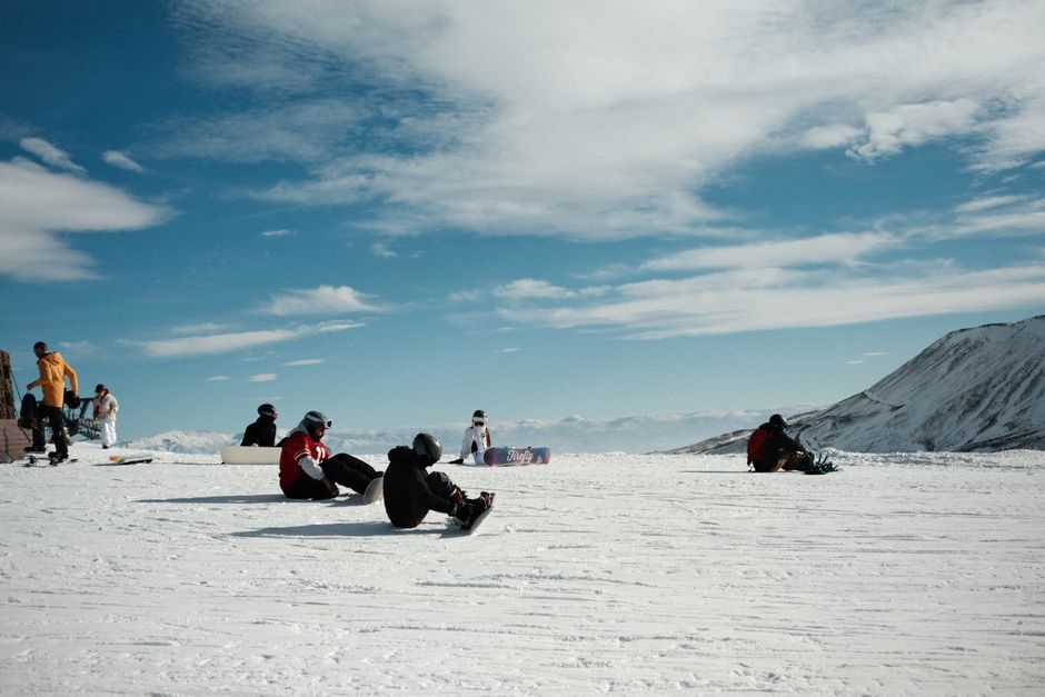 Sporturi de iarnă accesibile din Argeș: schi, snowboard și sănii
