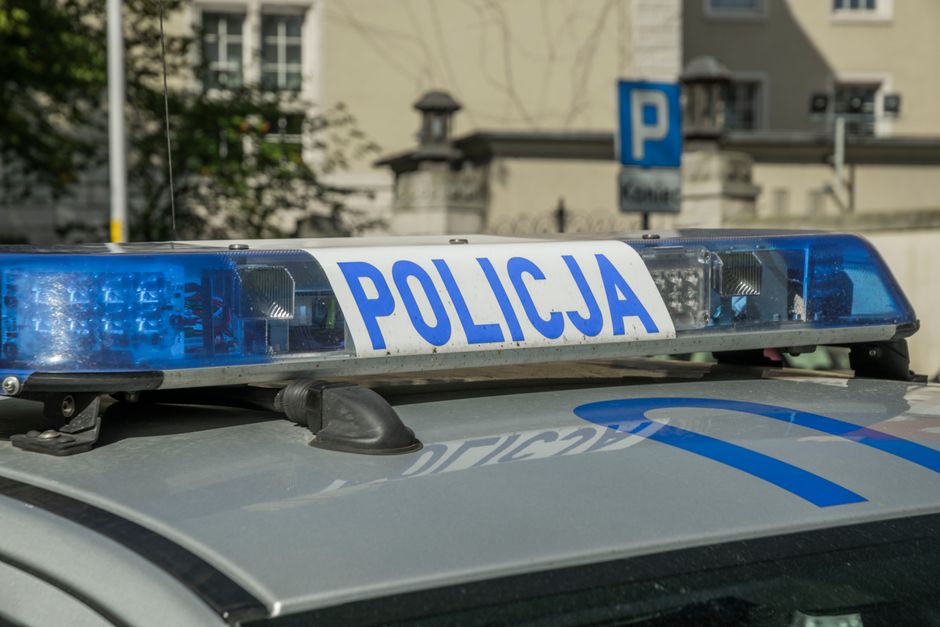 Bebeluș salvat de polițiștii locali dintr-o mașină blocată în Pitești