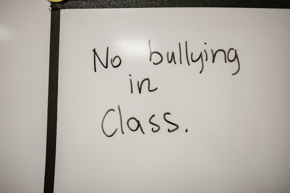Adolescenții din Mioveni transformă poveștile despre bullying în artă