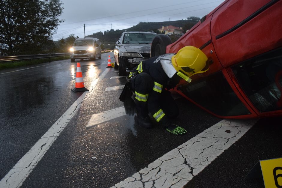Accident grav pe DN73 la Țițești: patru răniți în coliziune între două autoturisme și o autoutilitară