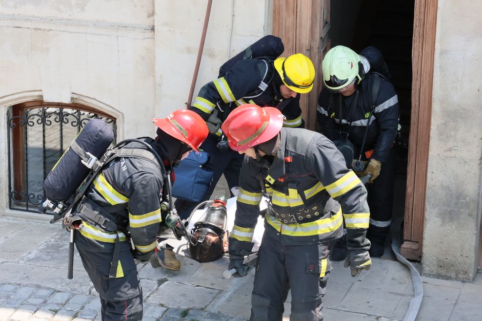 Intervenții în Argeș: Pompier atacat cu o cărămidă în timpul unei misiuni